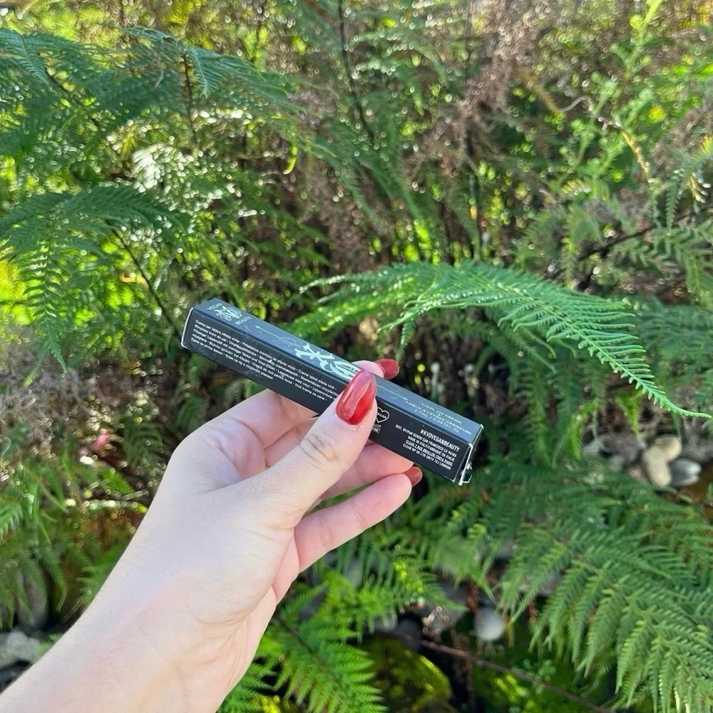 BNIB KVD Beauty • Hollyhock 70